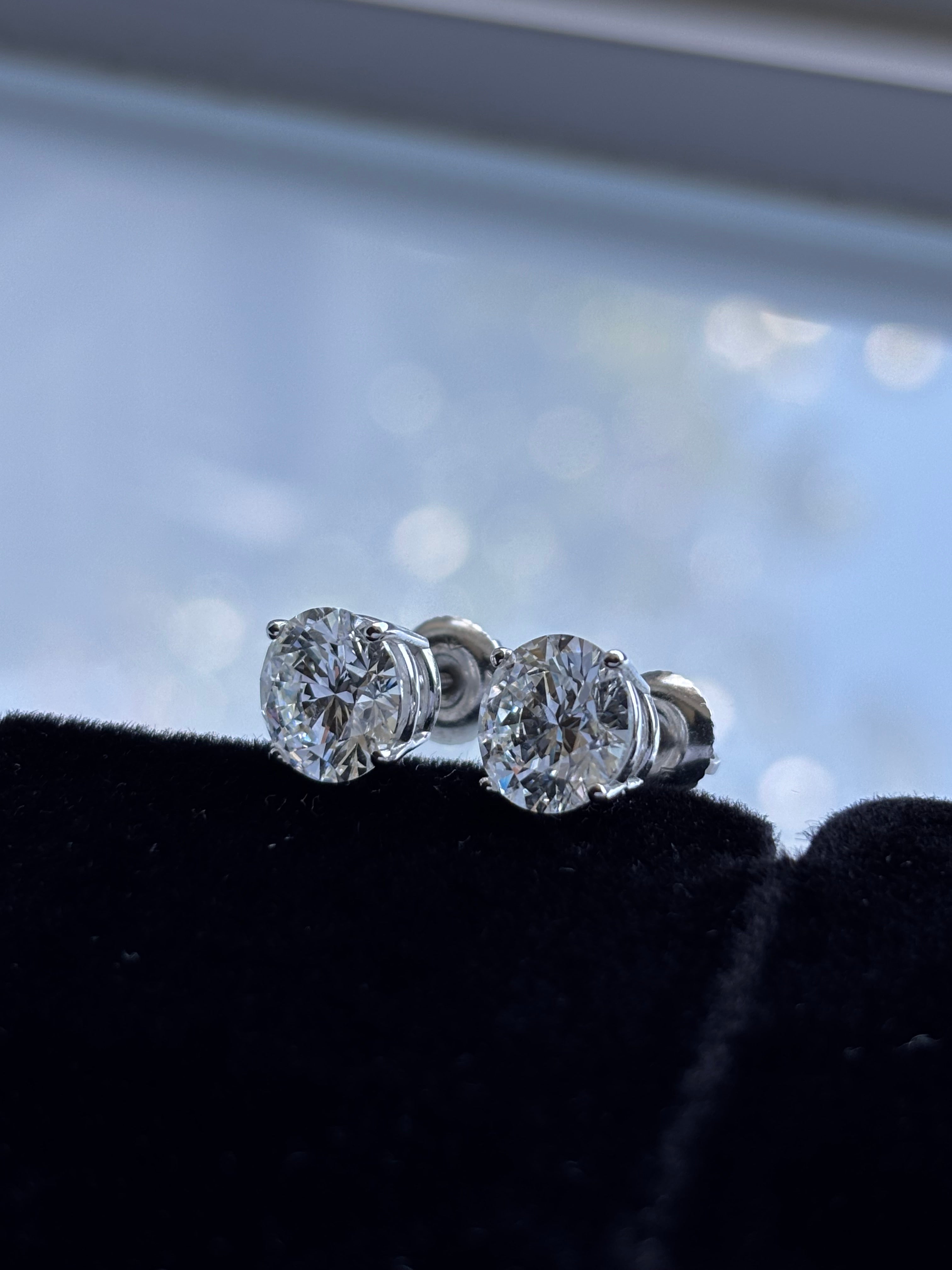 4.04cttw_E_VVS2_Round_Cut_Basket_Lab_Grown_Diamond_Stud_Earring_14K_Gold_side